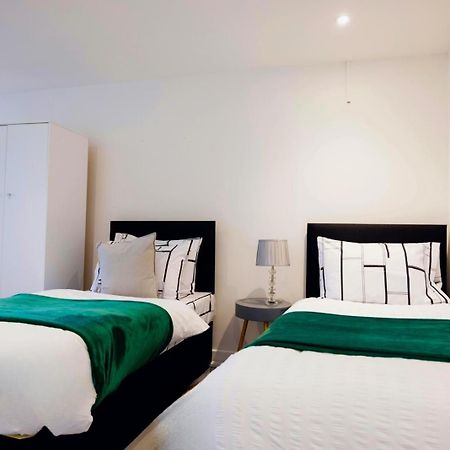 2 Bedrooms -Parking-Very Spacious-Wifi London Exterior photo