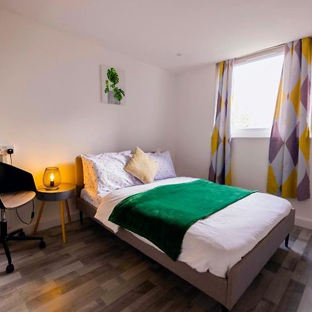2 Bedrooms -Parking-Very Spacious-Wifi London Exterior photo