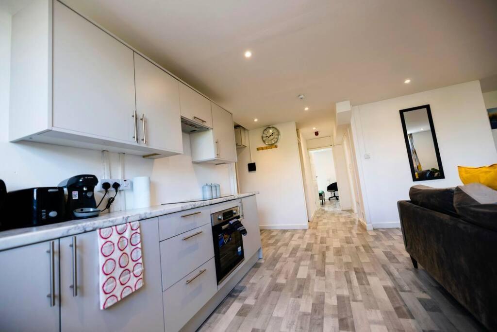 2 Bedrooms -Parking-Very Spacious-Wifi London Exterior photo