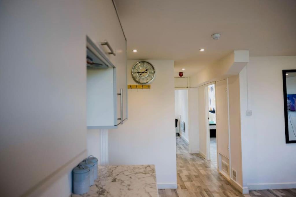 2 Bedrooms -Parking-Very Spacious-Wifi London Exterior photo
