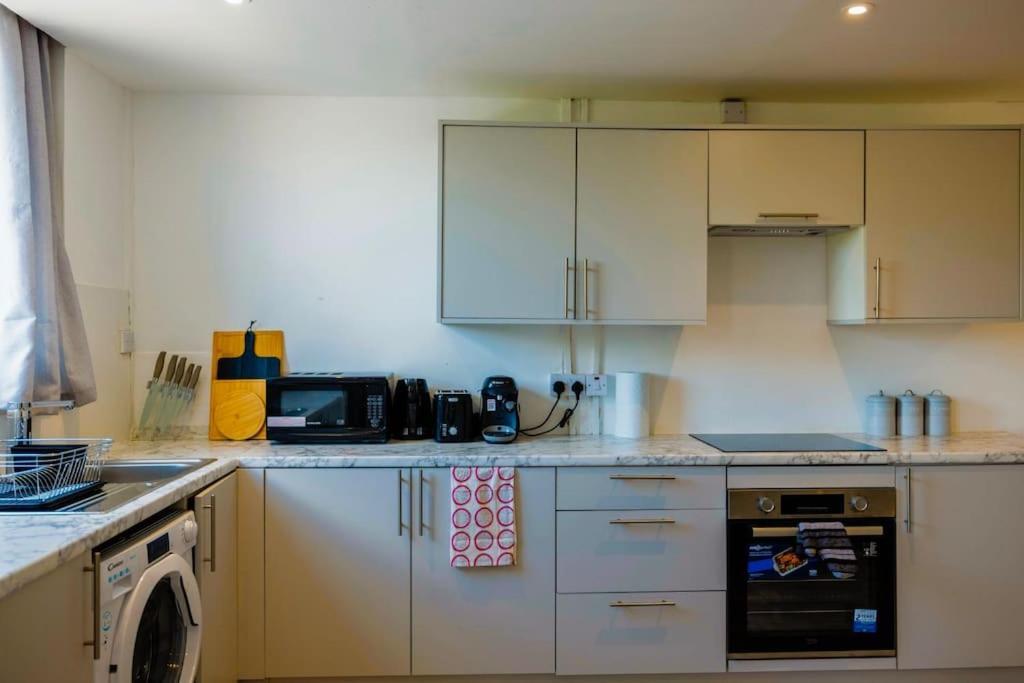2 Bedrooms -Parking-Very Spacious-Wifi London Exterior photo